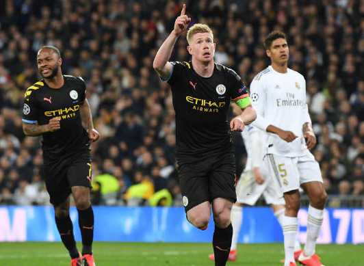 队友疯狂给他做掩护