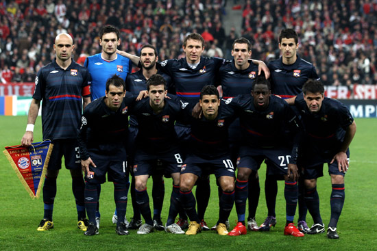 内维尔：卢克·肖防守时必须更强硬，他让后防的队友陷入两难（内维尔点名卢克·肖：防守强度需提升，别再让后防队友为难）