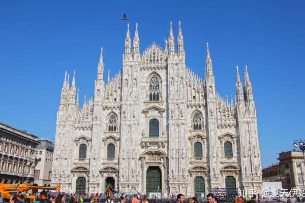 萨拉赫无缘利物浦欧冠名单，斯洛特称俱乐部必须作出回应；此前萨拉赫因未首发炮轰球队（萨拉赫落选利物浦欧冠名单，斯洛特称俱乐部须给出回应；其此前因未获首发公开抨击球队）