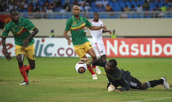 曼联在关键比赛中表现不佳，换人失误导致防守漏洞，边路优势被对手逆转，整体表现令球迷不满。