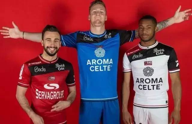 来和哥哥学习技术？乔布和贝林厄姆女友现身伯纳乌看台（乔布携贝林厄姆女友亮相伯纳乌看台，疑似向哥哥取经）