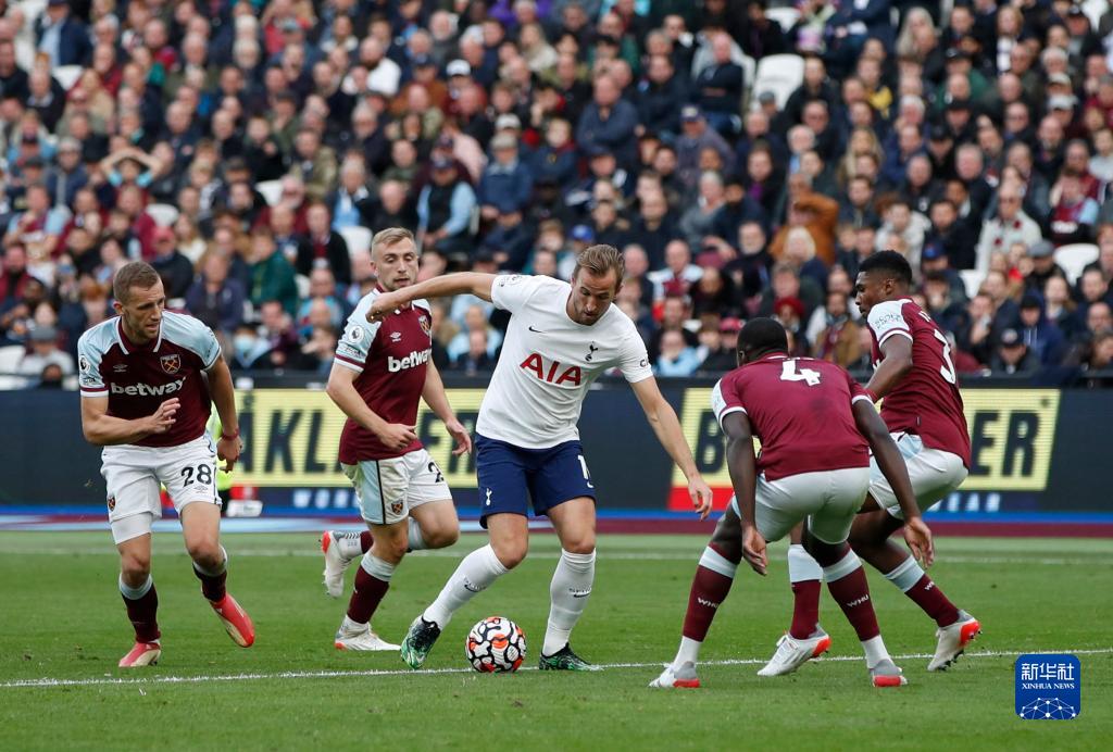 意甲三分制时代，斯帕莱蒂是第二位率队参加过三大德比的主帅