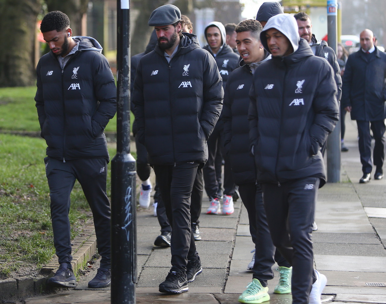 澳超半场：双方后防线均表现出色，惠灵顿凤凰暂0-0喷气机（澳超半场：双方防线稳固，惠灵顿凤凰与喷气机暂0-0）