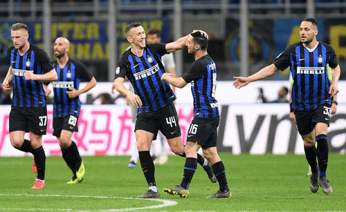 托马斯·弗兰克因指责球迷嘘门将引发争议，面临解雇风险，热刺战绩不佳，球迷矛盾加剧，球队正寻求替补教练。