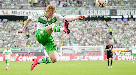 53岁齐达内夜游上海，与大妈踢毽子几分钟融入氛围，展现顶级球商